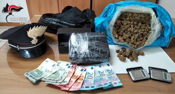 Catania, lo zaino nell’armadio custodiva marijuana e cocaina pura: pusher 27enne continuava a spacciare ai domiciliari