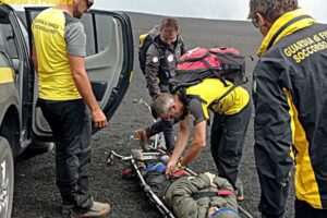 Etna, turista francese cade in terreno accidentato durante escursione: aiutata dal Soccorso Alpino GdF