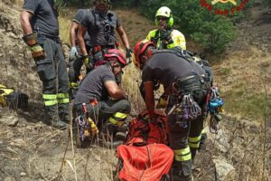 Linguaglossa, 81enne precipita in un dirupo: Vigili del Fuoco lo soccorrono