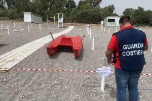 Fiumefreddo, Guardia Costiera sequestra lido balneare abusivo a Marina di Cottone: un’area di circa 1100 mq