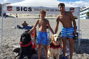 Giardini Naxos, i cani-bagnini Robin Hood e Zeus salvano due ragazzi in mare