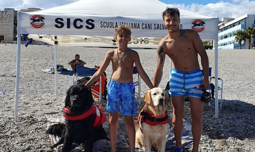 Giardini Naxos, i cani-bagnini Robin Hood e Zeus salvano due ragazzi in mare