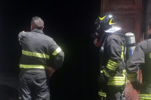 Paternò, incendio nel garage di una palazzina di via Gatto distrugge 3 auto: ipotesi corto circuito