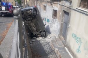 Paternò, auto sfonda ringhiera in via Moncada: ferite lievi per la giovane guidatrice