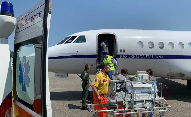 Neonato in imminente pericolo di vita trasportato da Catania al “Bambino Gesù” di Roma: con un volo dell’Aeronautica