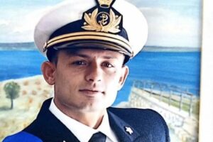 La Procura di Siracusa ha richiesto l'archiviazione del procedimento penale per omicidio colposo a carico del legale rappresentante di AstraZeneca, Lorenzo Wittum, per il decesso di Stefano Paternò, il sottufficiale della marina militare di Augusta morto a Misterbianco il 9 marzo del 2021 dodici ore dopo la somministrazione del vaccino anti Covid.