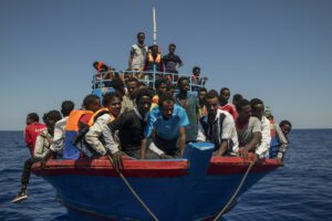 Lampedusa, tre nuovi sbarchi nella notte: con 1392 migranti hotspot al collasso