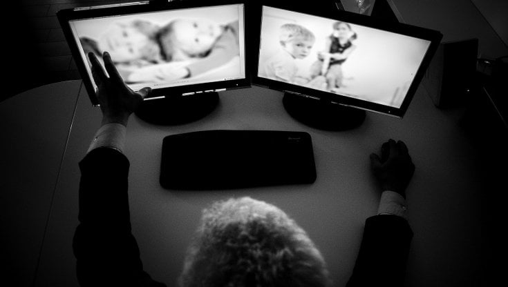 Pedopornografia online, tracce informatiche e flussi di denaro smascherano gli internauti. Perquisizioni in Sicilia e altre 8 regioni