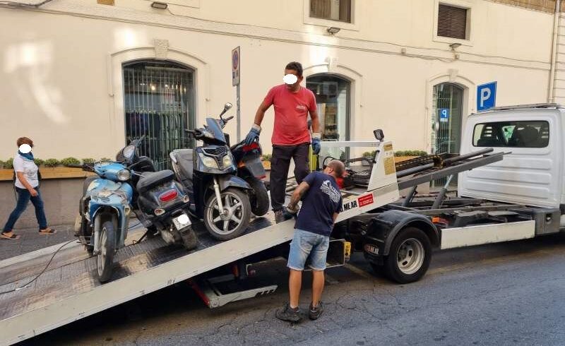 Catania, tra auto e moto già sessanta mezzi abbandonati rimossi: obiettivo 3 mila veicoli in tre anni