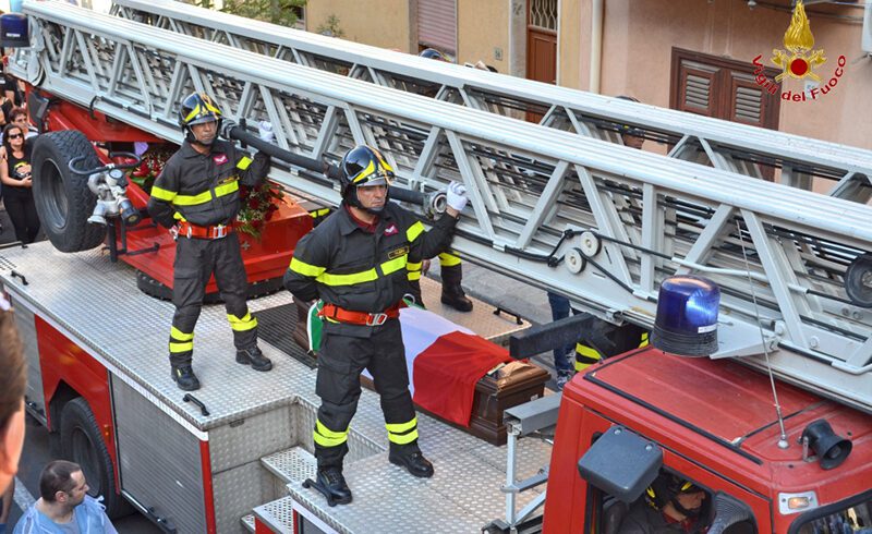 Catania, turni massacranti fino a 36 ore per i Vigili del Fuoco: protesta nella caserma di via Beccaria