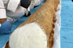 Caltanissetta, il cannolo più lungo del mondo misura 21 metri e 43 cm: ora si attende l’ok dal Guinness World Records