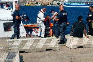 Catania, tre scafisti egiziani in manette per favoreggiamento dell’immigrazione clandestina: lasciarono alla deriva 500 extracomunitari