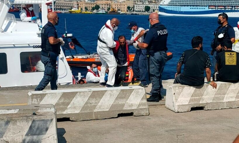 Catania, tre scafisti egiziani in manette per favoreggiamento dell’immigrazione clandestina: lasciarono alla deriva 500 extracomunitari