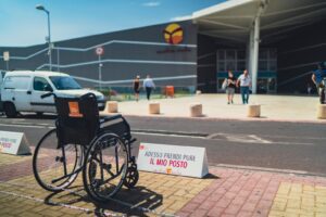 Disabilità, flash-mob al Centro Sicilia di Catania: carrozzelle negli stalli auto per il rispetto degli spazi