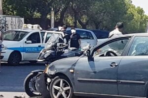 Paternò, moto di grossa cilindrata si scontra con due auto: due feriti in ospedale