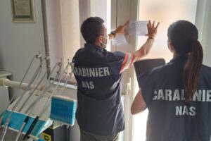 Acireale, i Nas scoprono dentista abusivo: lo ‘studio’ era in un condominio. Trovati farmaci scaduti