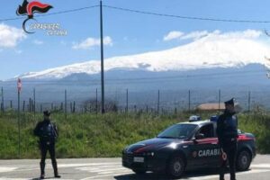 Nicolosi, rubano lo zaino dentro l’auto a un turista napoletano: due persone arrestate