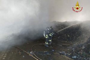 Catania-Gela, incendio in area per il trattamento dei rifiuti: impegnate due squadre dei Vigili del Fuoco