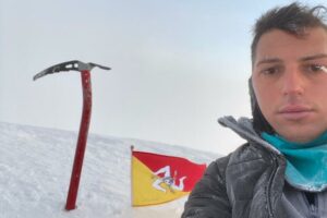 Il catanese Nicola Cannavò conquista la vetta del Monte Bianco: “La mia passione è nata con l’Etna. Ora sogno di scalare l’Everest”