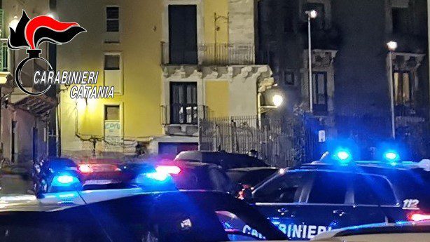 Catania, evade dai domiciliari per fare un giro con uno scooter rubato: nel suo zaino un coltello e crack