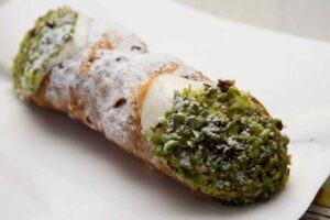 Caltanissetta, si tenta il record del cannolo più lungo del mondo: l’11 settembre in presenza degli americani di Sigonella