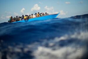 Lampedusa, incendio su una barca di migranti: muoiono due bambini