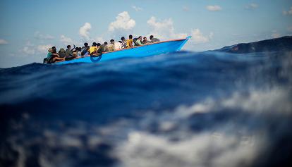 Lampedusa, incendio su una barca di migranti: muoiono due bambini