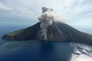 Stromboli, nuova esplosione provoca piccola onda di tsunami. Il sindaco di Lipari: “Siamo preparati”