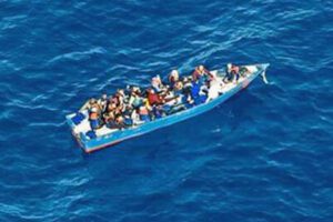 Lampedusa, affonda barchino con migranti: ci sono 4 dispersi