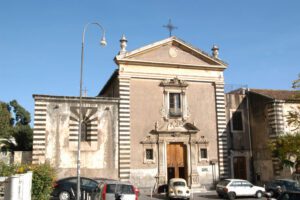 Catania, lo ’smart working’ in convento aiuta gli isolati digitali in casa: dalla chiesa di Santa Maria del Gesù uno staff di 6 volontari