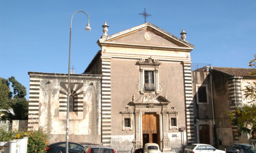 Catania, lo ’smart working’ in convento aiuta gli isolati digitali in casa: dalla chiesa di Santa Maria del Gesù uno staff di 6 volontari