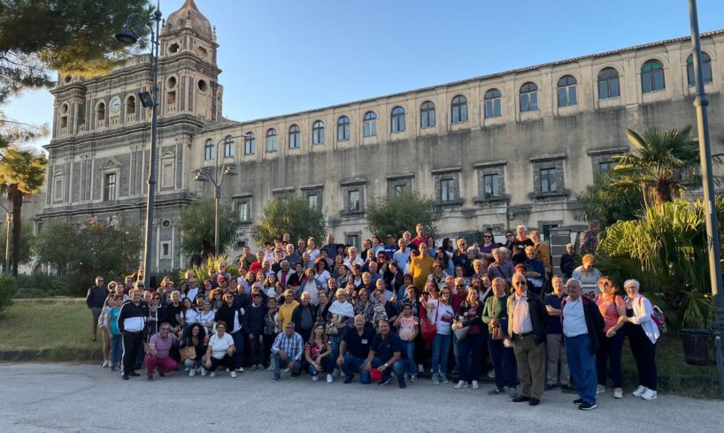 Adrano, Pro Loco accoglie centinaia di turisti siciliani: visita al Museo e poi ‘sorteggio’ per ammirare il verde della villa comunale