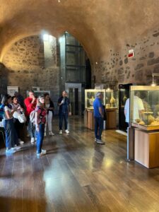 Adrano, Pro Loco accoglie centinaia di turisti siciliani: visita al Museo e poi ‘sorteggio’ per ammirare il verde della villa comunale