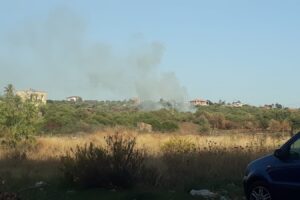 Paternò, in fiamme una discarica a cielo aperto: sul posto i Vigili del Fuoco