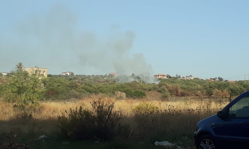 Paternò, in fiamme una discarica a cielo aperto: sul posto i Vigili del Fuoco