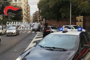 Catania, chiede i soldi alla madre anziana e le sfascia la casa: 43enne arrestato