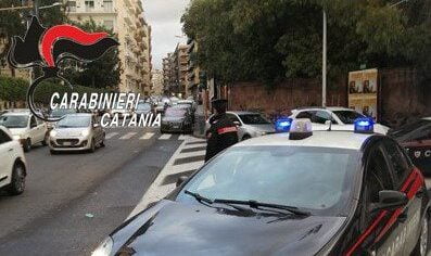 Catania, chiede i soldi alla madre anziana e le sfascia la casa: 43enne arrestato