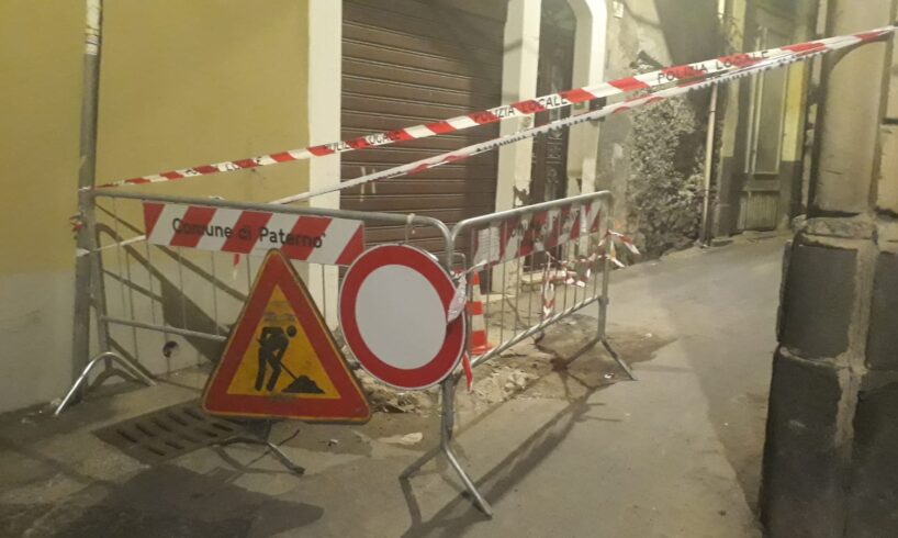 Paternò, buca troppo grande in via Coniglio: strada chiusa e operai al lavoro