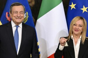 Governo, la Meloni s’insedia e poi incontra Macron: “Abbiamo scritto la storia. Ora scriviamo il futuro dell’Italia”