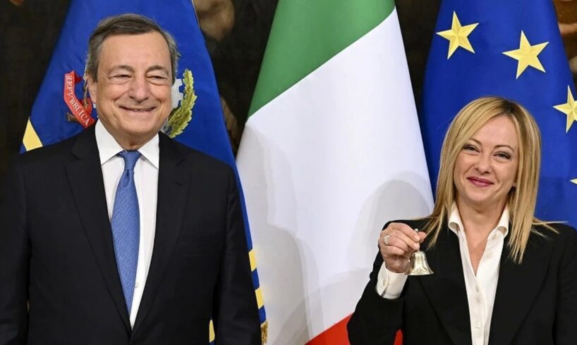 Governo, la Meloni s’insedia e poi incontra Macron: “Abbiamo scritto la storia. Ora scriviamo il futuro dell’Italia”