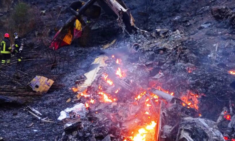 Linguaglossa, Canadair precipitato: due inchieste della Procura. Oggi l’incarico per l’autopsia sui resti dei due piloti