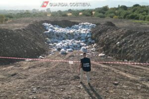 Belpasso, discarica abusiva per i rifiuti del parco acquatico: sequestrati 1000 metri cubi di rifiuti (VIDEO)