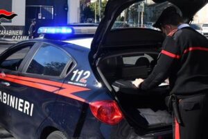 Gravina di Catania, 23enne ruba tredici bottiglie di alcolici in un centro commerciale: arrestata in flagranza