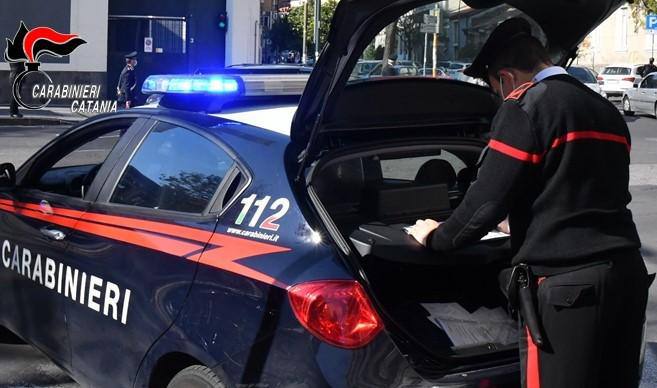 Gravina di Catania, 23enne ruba tredici bottiglie di alcolici in un centro commerciale: arrestata in flagranza