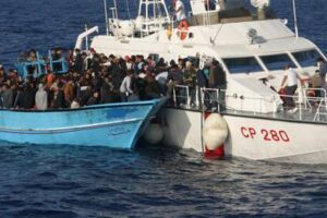 A Pozzallo 147 migranti a bordo di una nave della Guardia costiera: una parte di quelli soccorsi ieri