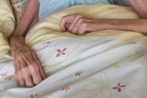 Soffoca la moglie malata di Alzheimer per non sentire i suoi lamenti