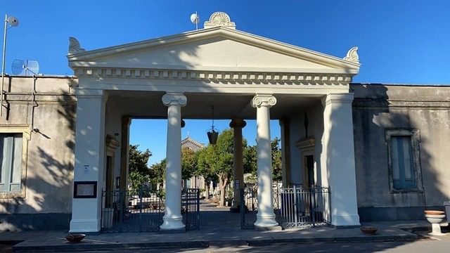 Belpasso, il Comune mette ordine nel cimitero cittadino: tombe e cappelle irregolari saranno requisite