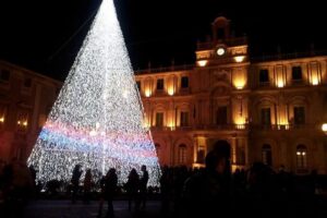 Natale a Catania, si accendono l’albero di Piazza Università e le luminarie di via Etnea