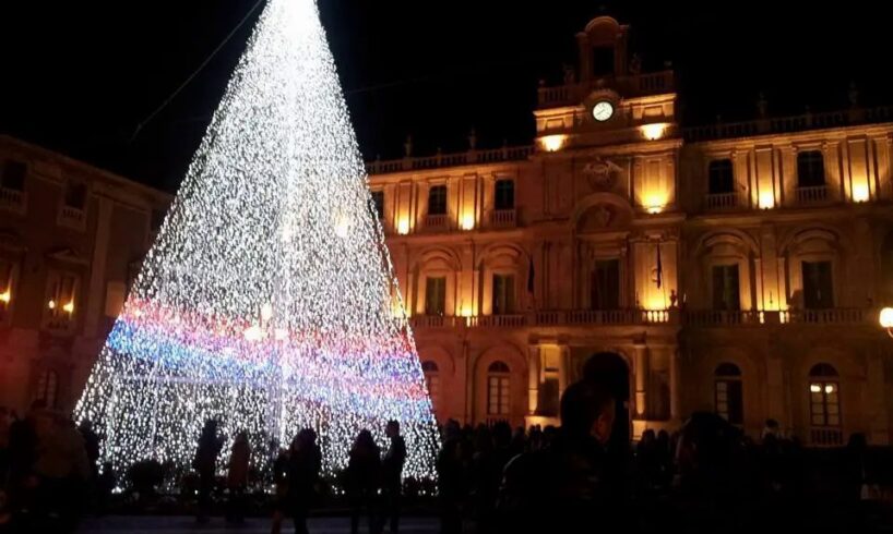 Natale a Catania, si accendono l’albero di Piazza Università e le luminarie di via Etnea