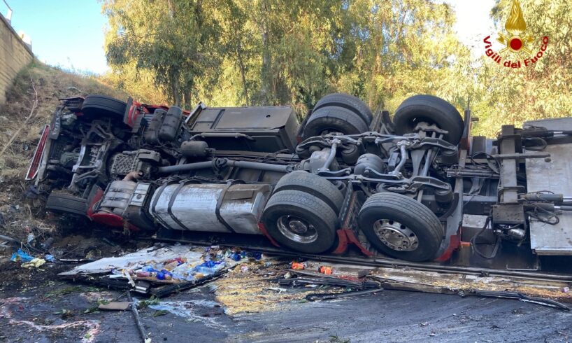 Aci S. Antonio, incidente sulla A18: autista di Paternò vola da un cavalcavia con l’autoarticolato. E’ vivo per miracolo